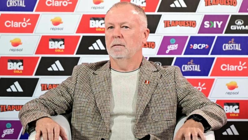 Mano Menezes sendo apresentado como técnico da seleção do Peru (Foto: Ernesto BENAVIDES/AFP)