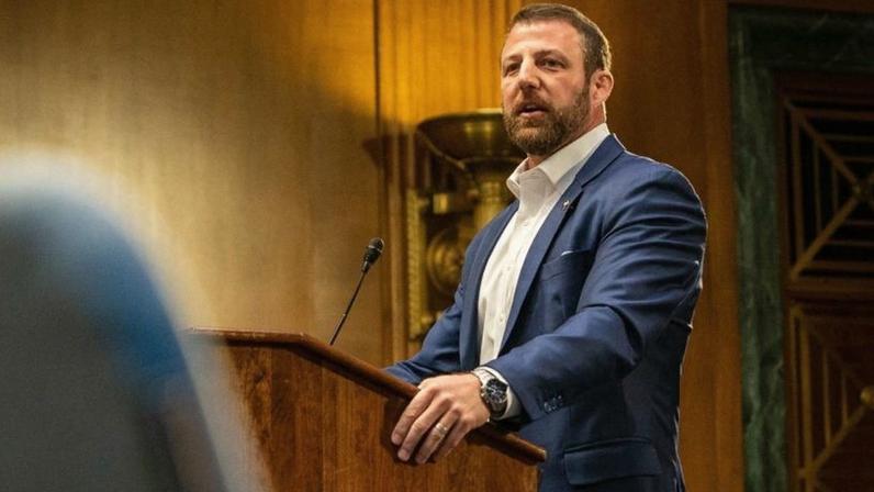 Conhecido por seu estilo agressivo, senador Markwayne Mullin (Partido Republicano) é um fiel aliado de Donald Trump