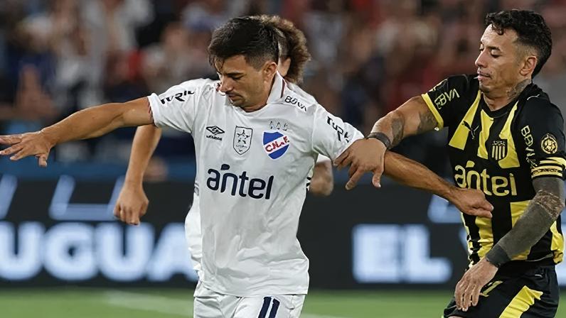 Maximiliano Silvera disputa a posse de bola em Nacional x Peñarol
