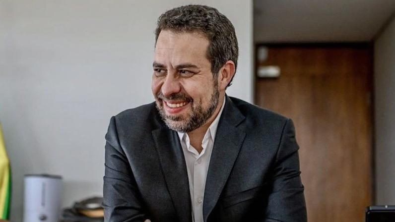 A decisão do Movimento por uma Revolução Solidária, grupo liderado por Guilherme Boulos (foto), se dá depois de o Psol rejeitar federação com o PT para 2026