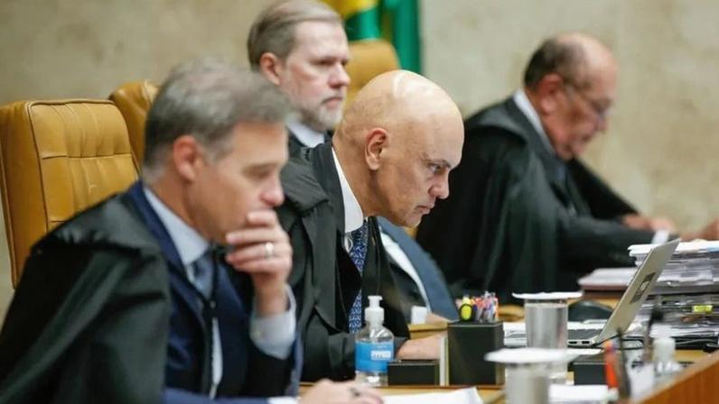 Colegiado decidiu fazer uma apreciação conjunta dos processos e definir uma tese, com repercussão geral, que servirá de regra até uma nova legislação sobre o tema; na imagem, de baixo para cima, os ministros André Mendonça, Alexandre de Moraes, Dias Toffoli e Gilmar Mendes