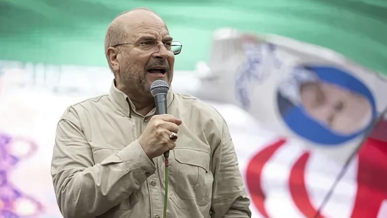 O presidente do parlamento iraniano, Mohammad Bagher Ghalibaf, então candidato à eleição presidencial de 28 de junho, discursa durante um comício de campanha no Complexo Esportivo de Shirodi.