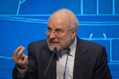 O presidente do Parlamento iraniano, Mohammad Bagher Ghalibaf, gesticula enquanto fala com a imprensa em uma coletiva de imprensa realizada em um salão de conferências no prédio do Parlamento iraniano, em Teerã, Irã, em 2 de dezembro de 2025.