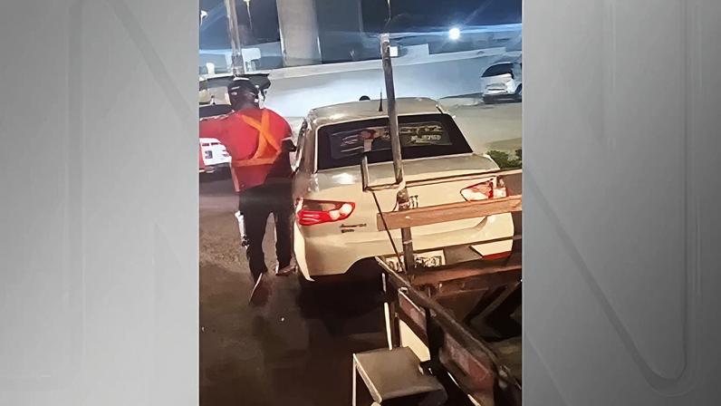 Motorista acelerou o veículo e atropelou Charles imprensando-o contra outro veículo