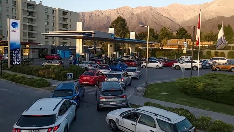 Motoristas fazem fila para abastecer no Chile antes de alta no preço dos combustíveis entrar em vigor
