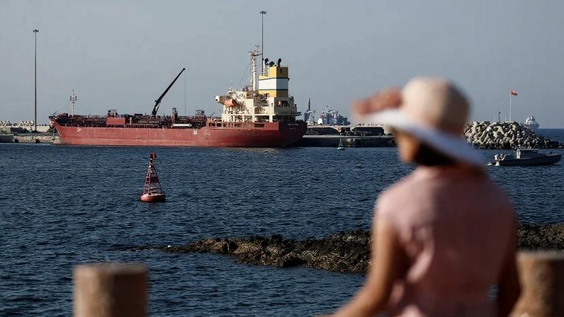 Petroleiro ancorado em Muscat (Omã): fechamento do Estreito de Ormuz afetou os preços (Foto: Benoit Tessier / Reuters)