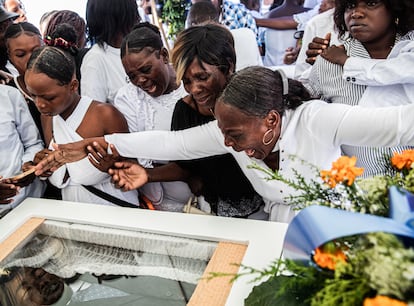 Funeral colectivo por personas asesinadas en un ataque con drones, en Puerto Príncipe, Haití, el 4 de octubre de 2025.