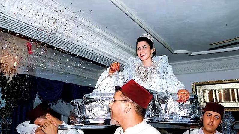 Traslado de la novia en palanquín en una boda celebrada en Marruecos en 2023.