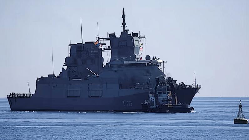 La fragata alemana 'FGS Nordrhein-Westfalen', a su llegada al puerto de Limasol, en Chipre, el domingo.