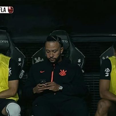 Memphis Depay explica uso de celular durante empate entre Corinthians e Flamengo