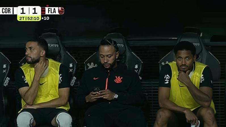 Memphis foi flagrado mexendo no celular no banco de reservas