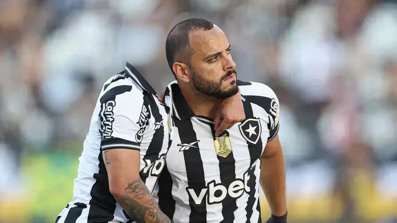 Artur e Arthur Cabral podem sair do Botafogo no último dia da janela