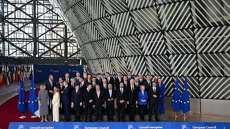 Foto de familia de los jefes de Estado y de Gobierno de los Veintisiete, este jueves en Bruselas.