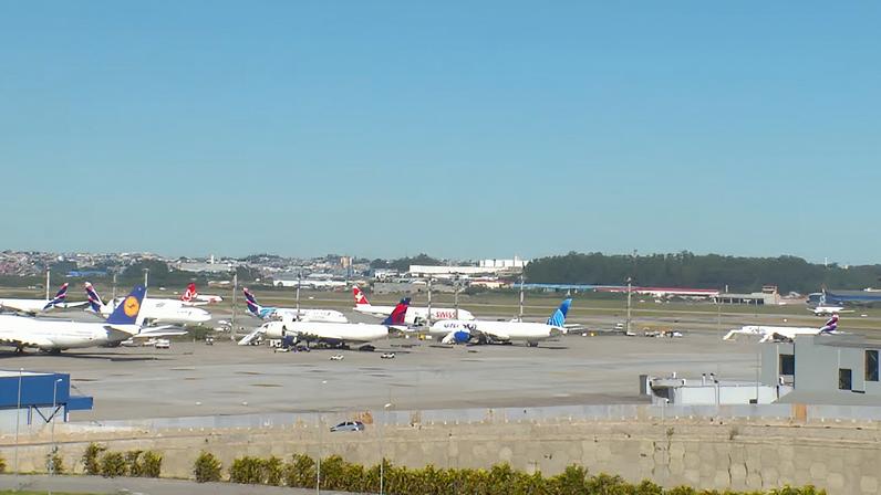 Aviões na pista do Aeroporto de Guarulhos