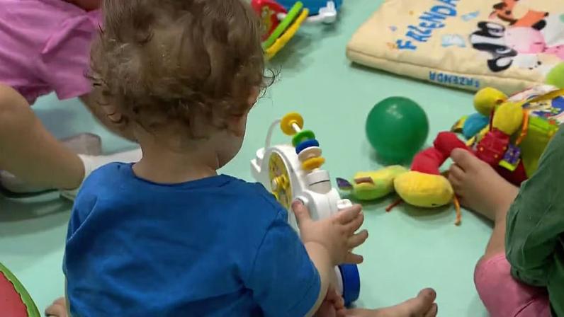 Vários bebês brincam em uma creche. A vida é simples.