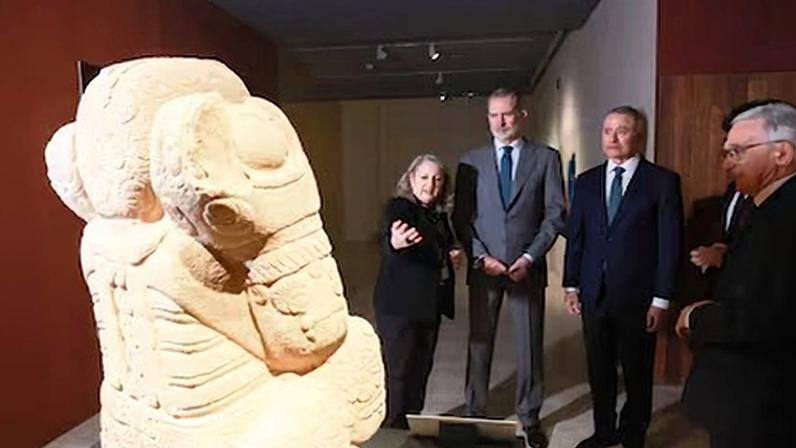 Felipe VI, durante la visita a la exposición 'La mitad del mundo. La mujer en el México indígena'.