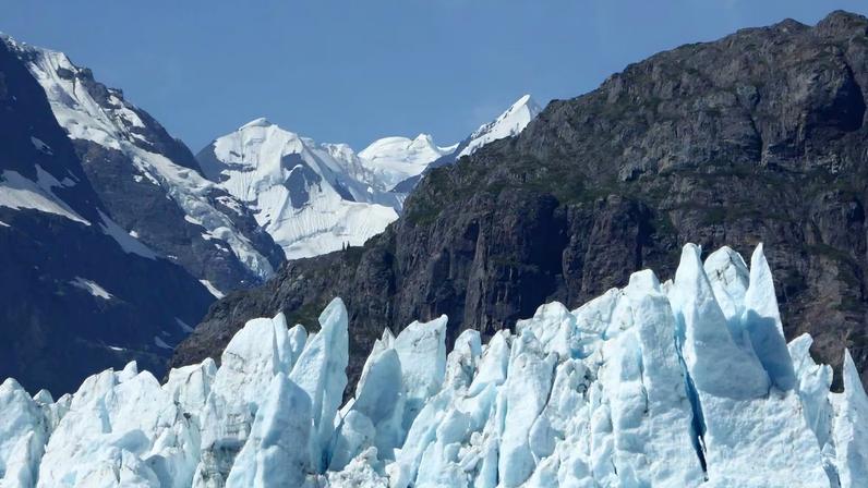 Gelo do Alasca desaparece rápido e expõe comunidades a riscos crescentes (Imagem: Getty Images via Canva)