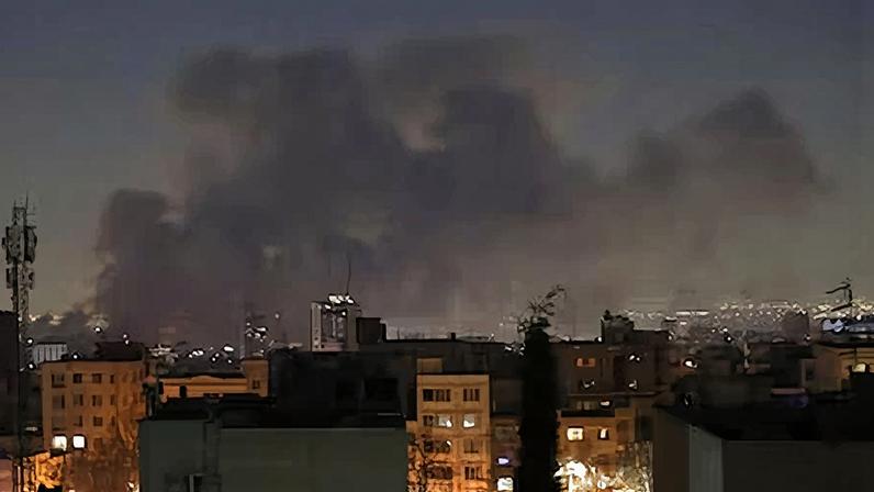 Columnas de humo tras ataques israelíes, en la madrugada de este miércoles en Teherán.