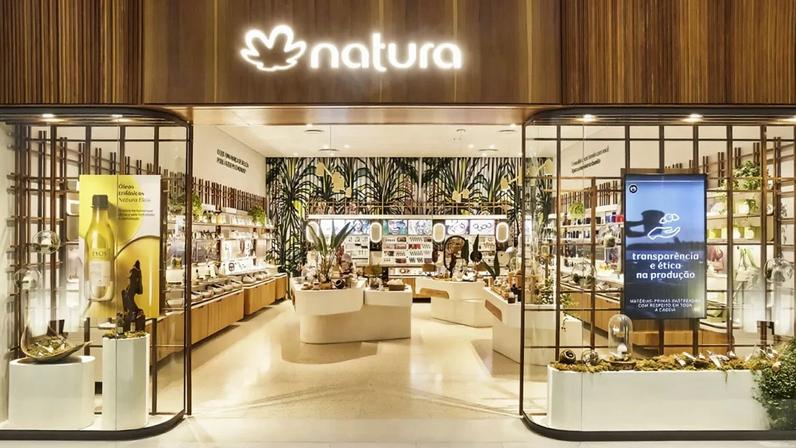 Fachada de loja da Natura dentro de um shopping center