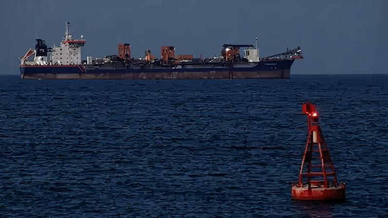 Navio dragador Rotterdam, enquanto o Irã promete fechar o Estreito de Hormuz, em Mascate, Omã09/03/2026REUTERS/Benoit Tessier