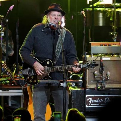 Neil Young inicia novo álbum com Chrome Hearts em oito faixas