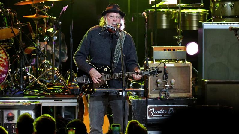 Neil Young inicia novo álbum com Chrome Hearts em oito faixas