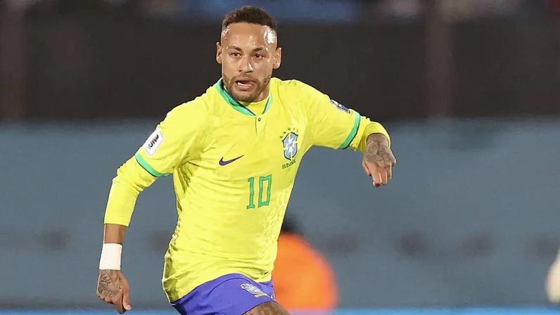 Neymar carregando o Brasil ao ataque em seu último jogo pela Seleção (Foto: Vitor Silva / CBF)