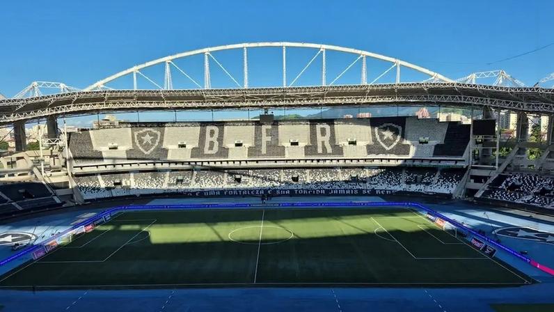 Nilton Santos antes de clássico entre Botafogo e Flamengo (Foto: Leonardo Bessa / Lance!)