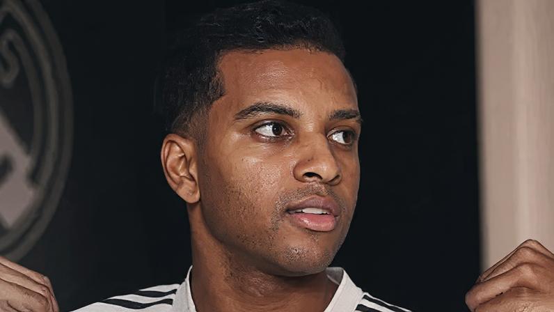 Rodrygo com a nova camisa do Real Madrid