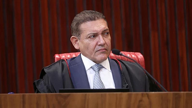 “A existência de apenas 3 depoimentos em um universo de 27 mil contratações é insuficiente para caracterizar o caráter eleitoral das ações”