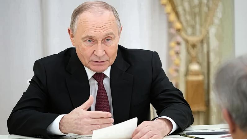O presidente russo Vladimir Putin discursa durante uma reunião do Conselho da Organização do Tratado de Segurança Coletiva no Palácio do Senado do Kremlin, em Moscou, em 8 de dezembro
