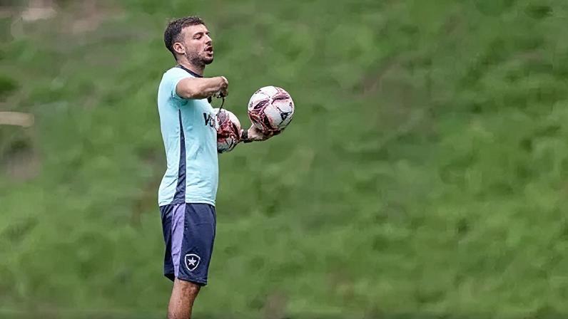 Martín Anselmi durante treino do Botafogo