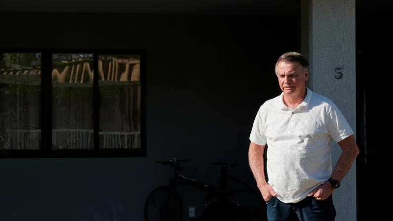 Bolsonaro busca aprovação judicial para visita de assessor de Trump à prisão