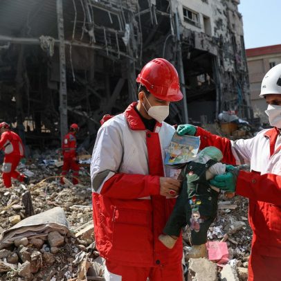 Trabalhadores de resgate iranianos lutam sob bombardeio constante