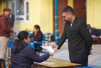 Jovens de Nepal celebram vitória histórica; Shah avança para a maioria absoluta