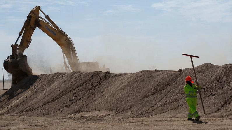 Chile inicia construção de trincheiras anti-migração na fronteira com o Peru