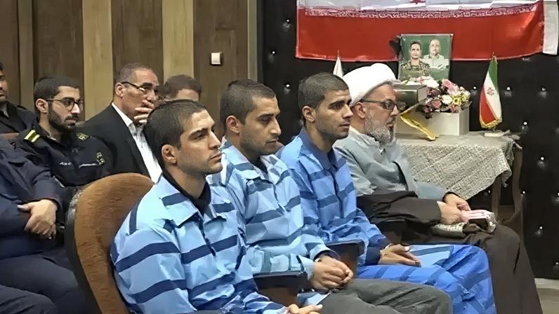 Da esquerda para a direita, Saleh Mohammadi, Mehdi Ghasemi e Saeed Davodi em imagens do julgamento divulgadas pela mídia estatal, segundo a ONG Iran Human Rights