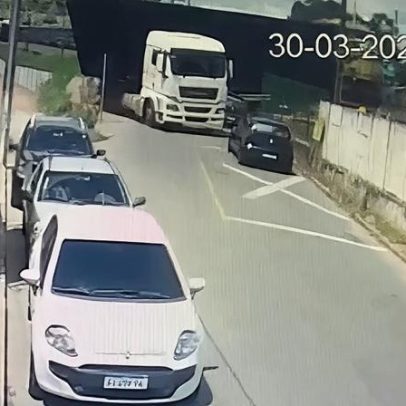 Carreta é atingida por trem e arrasta dois carros em Minas Gerais