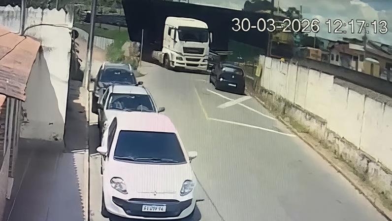 Carreta atingida por trem arrasta dois carros em Carandaí (MG) e deixa um ferido.