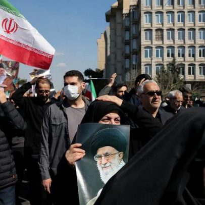 Clérigos ultraconservadores iranianos cobram nomeação rápida do líder supremo