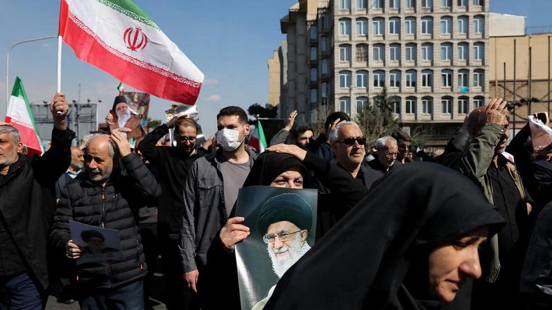 Clérigos ultraconservadores iranianos cobram nomeação rápida do líder supremo