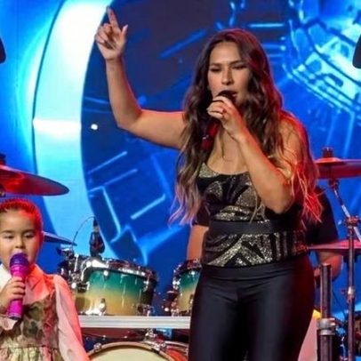 Filha de Simone Mendes canta no lançamento da mãe em SP