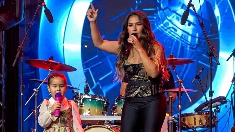 Simone Mendes e sua filha (Feed TV)