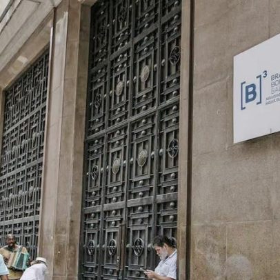 Ibovespa sobe mais de 2% com atraso de Trump ao Irã; dólar cai a R$5,26