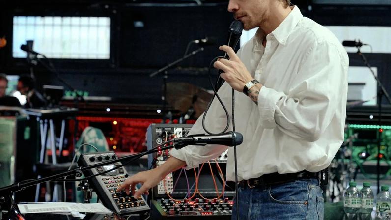 Harry Styles leva show em Manchester como grande festa de dança