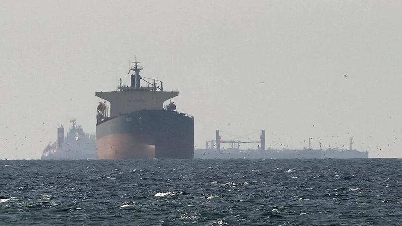 Navios-tanque navegam no Golfo Pérsico perto do Estreito de Ormuz (Foto: Stringer / Reuters)