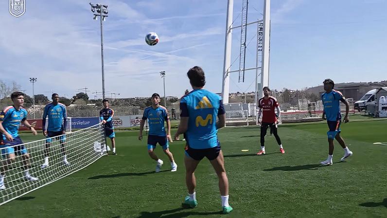 Jogadores da seleção espanhola mantêm o clima leve no treino enquanto se divertem com uma partida de futebol-tênis.