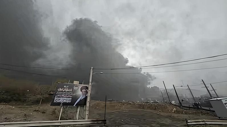Una densa nube de humo negro cubría este domingo el cielo de Teherán, la capital iraní, tras los ataques de la víspera.
