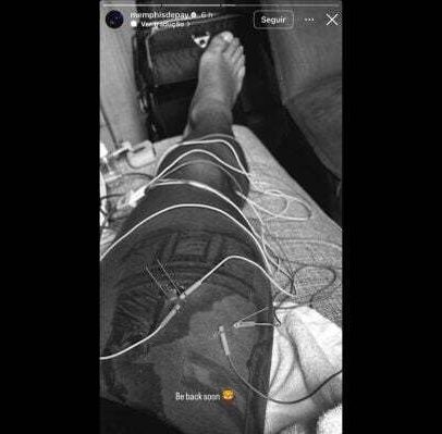 Depay mostra tratamento de lesão na coxa e prevê retorno em breve