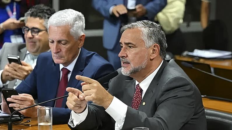 Os deputados Paulo Pimenta (PT-RS), Rogério Correia (PT-MG) e Alencar Santana (PT-SP) na CPMI do INSS